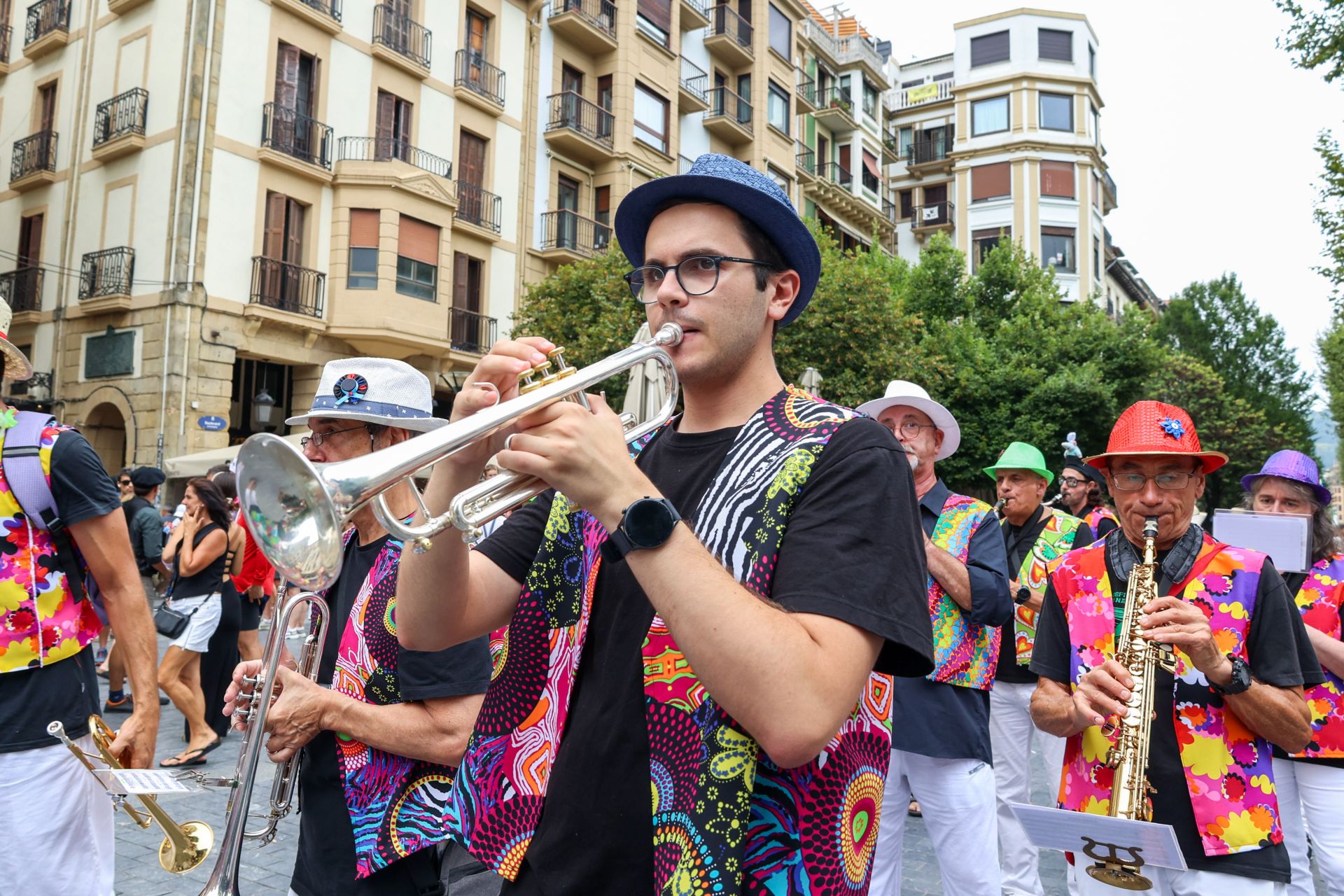 Irrikitaldia: risas y elegancia en el desfile paródico de Piratak