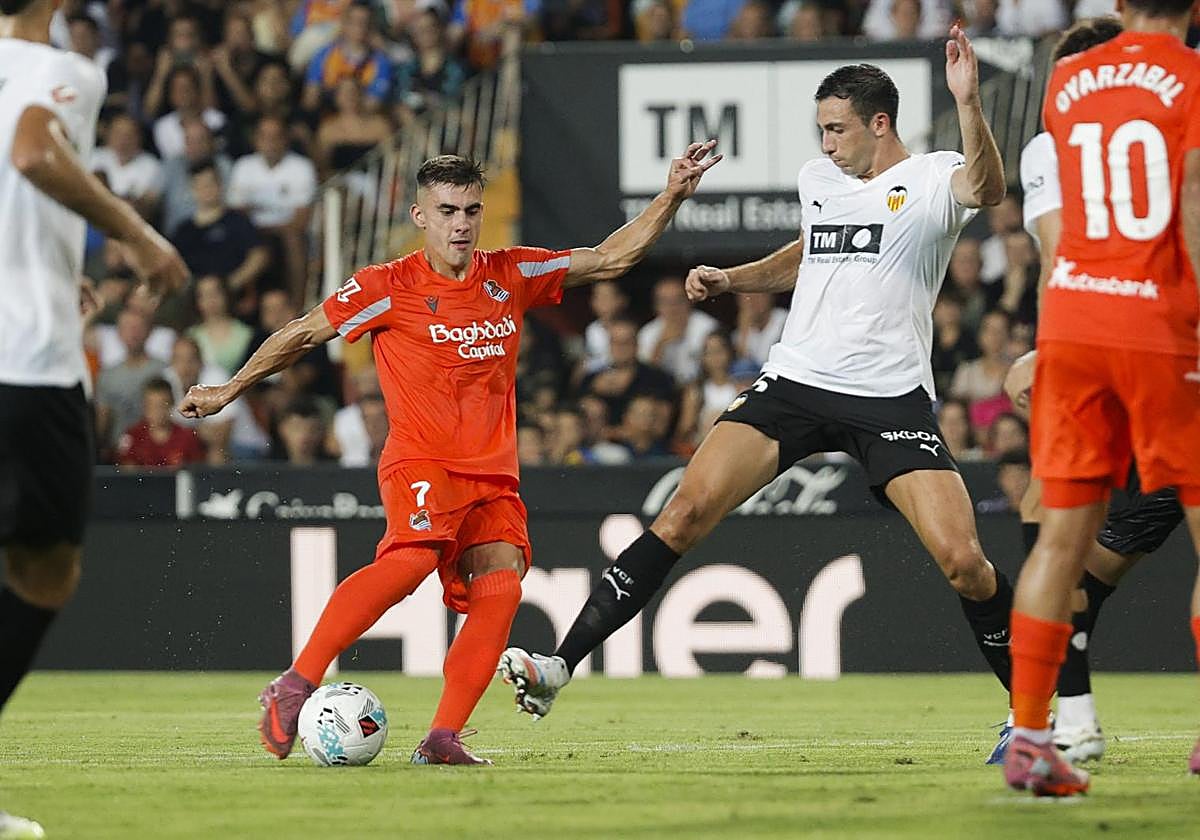 Barrene ensaya el disparo ante el Valencia