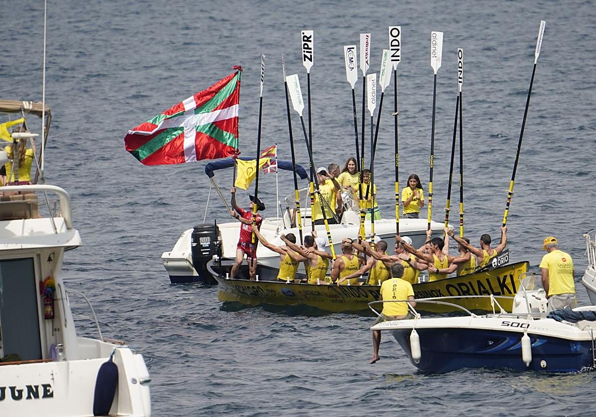 La tripulaicón de Orio ondea la ikurriña tras su victoria.