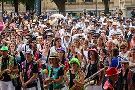 Txarangas y participantes en el arranquedel desfile frente al kiosko del Boulevard.