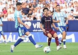 Herrero se lanza a por envío largo que no pudo alcanzar el mediapunta armero Jon Guruzeta.