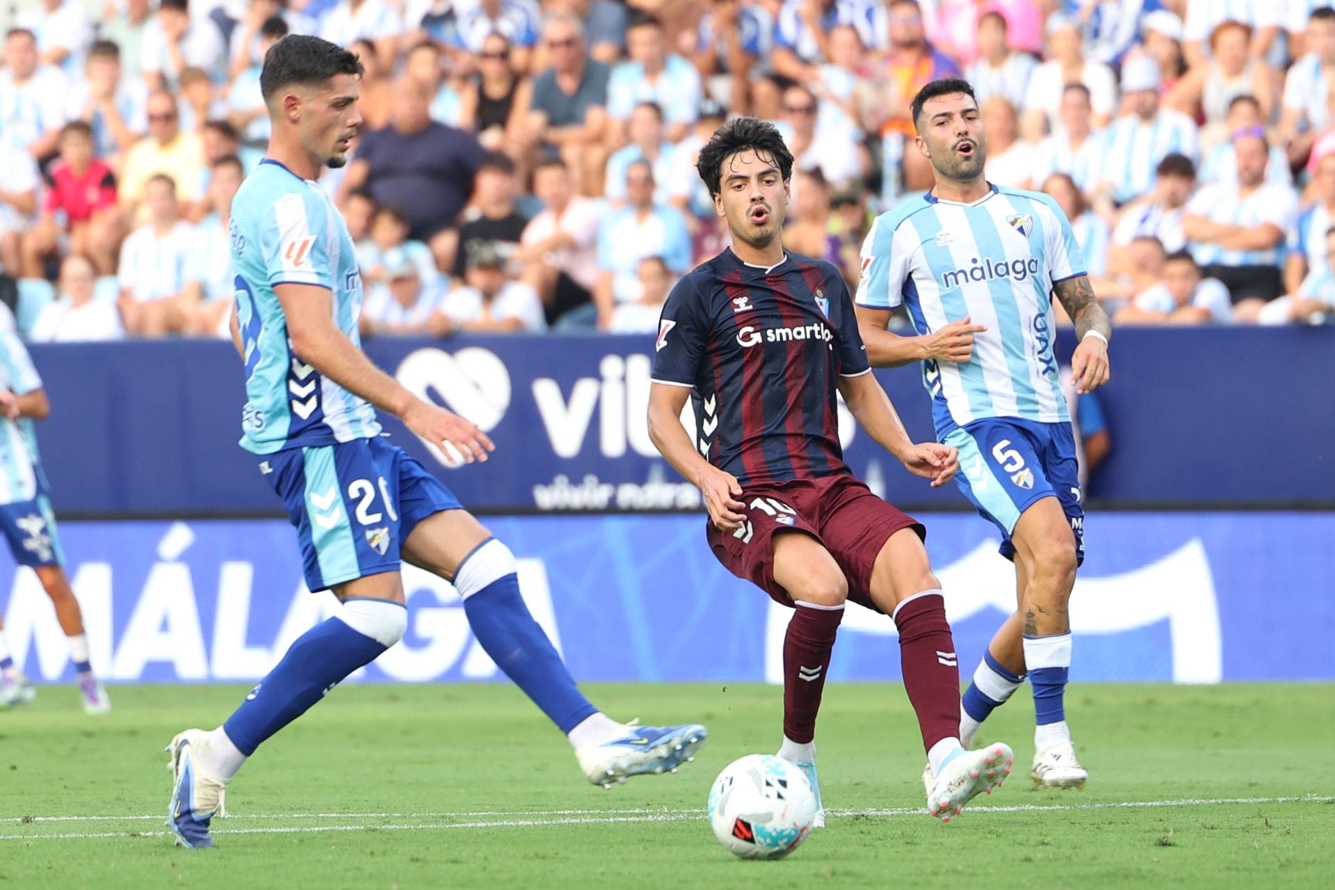 Herrero se lanza a por envío largo que no pudo alcanzar el mediapunta armero Jon Guruzeta.