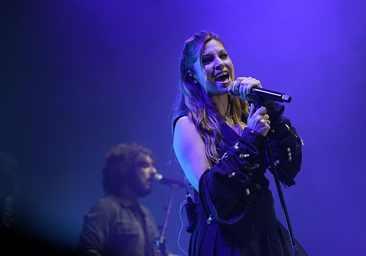 En casa. Leire Martínez cerró la Semana Grande en Sagüés ante miles de personas que acompañaron a la cantante en su proyecto en solitario.