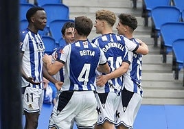 Los jugadores del Sanse celebran el gol con Ochieng.