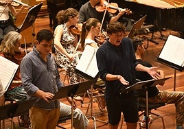 Los intérpretes y la Euskadiko Orkestra realizaron ayer un ensayo general de la obra 'West Side Story'.