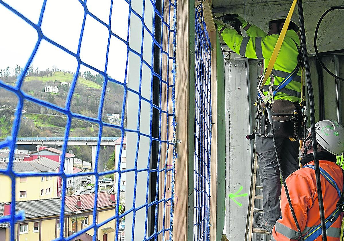 Unos obreros trabajan en la construcción de una vivienda de protección oficial en el barrio San Cristóbal de Eibar.