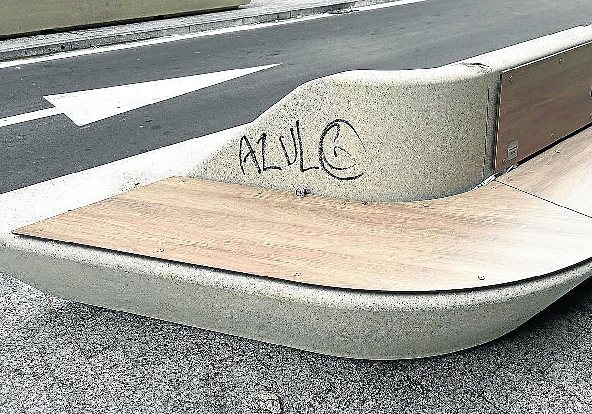 Un ciudadano denuncia el «vandalismo» en la recién estrenada calle Easo.