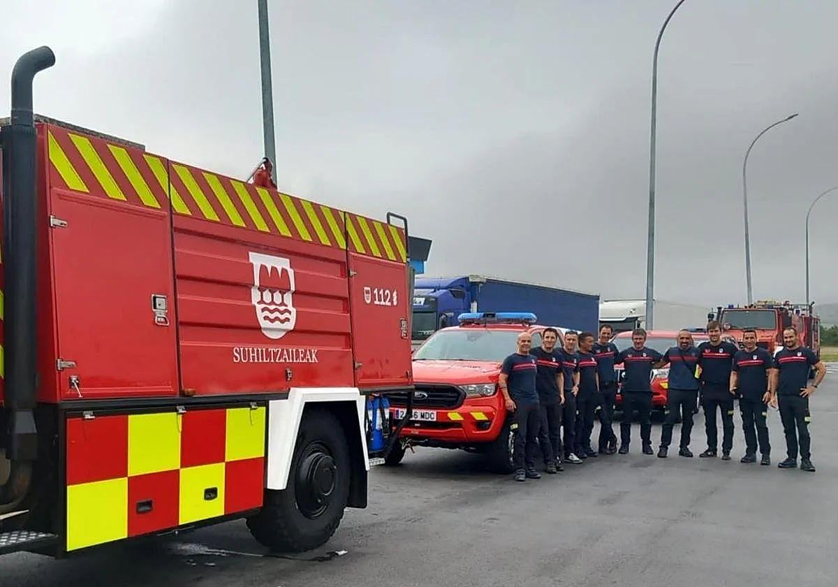Los diez bomberos voluntarios que partieron ayer por la mañana hacia León junto con el convoy desplazado.