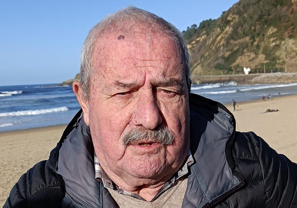 Don Julio, con la playa de La Zurriola detrás.