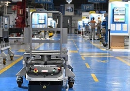 Un robot recorre las ´calles´ de una fábrica en Zumaia.