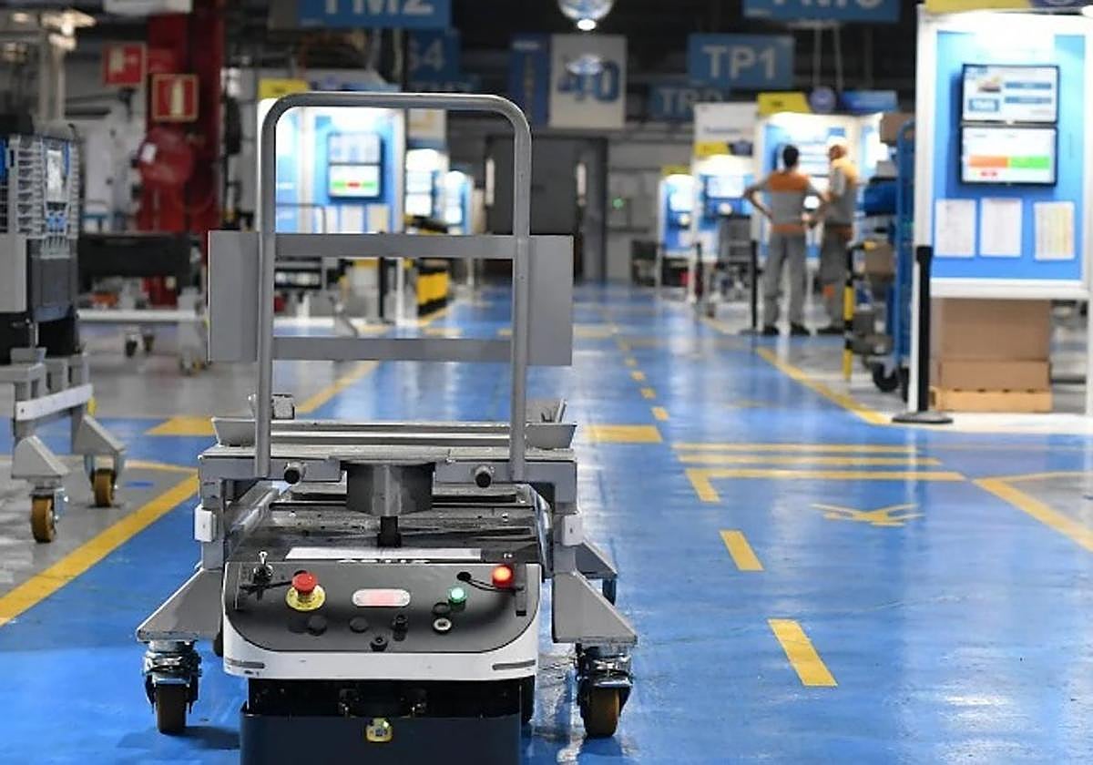 Un robot recorre las ´calles´ de una fábrica en Zumaia.