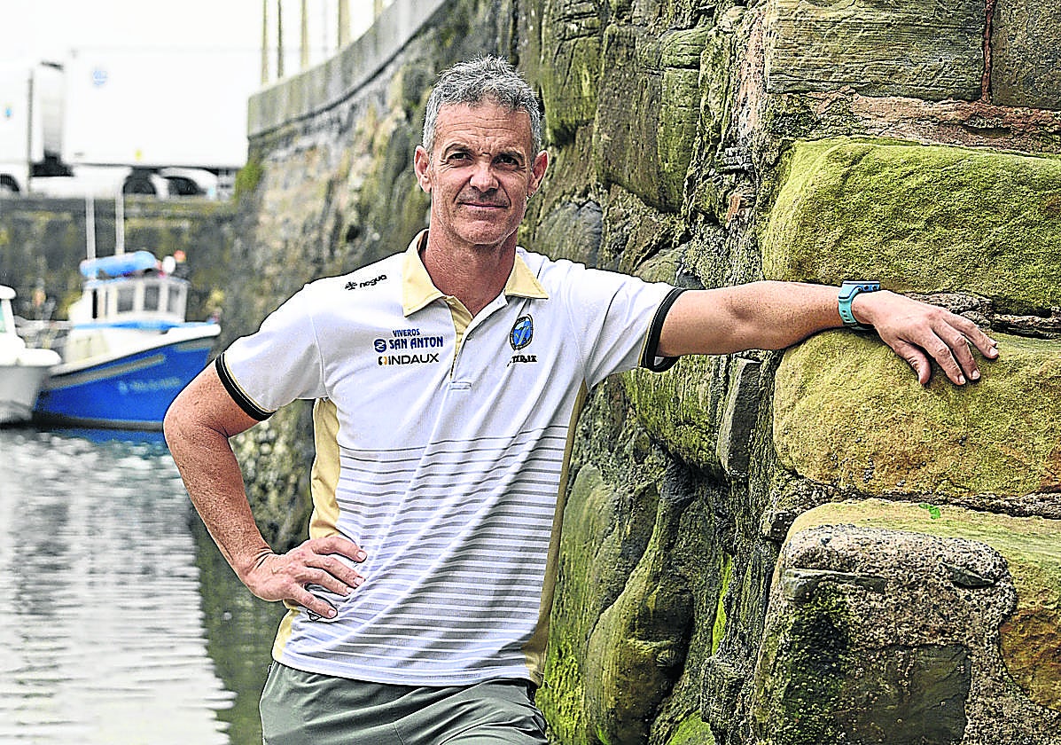 Jon Larrañaga, satisfecho con el trabajo de su cuadrilla, posa en el muelle de Getaria.
