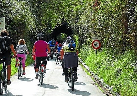 Ciclistas en la vía verde del Bidasoa.