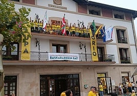 Gizonezkoen bi traineruetako arraunlariek ongi-etorri beroa jaso zuten igande arratsaldean.