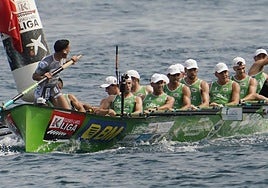 Ioseba Amunarriz, con el maillot de mejor patrón, da instrucciones a sus remeros en una de las ciabogas de la regata del domingo en Zarautz.