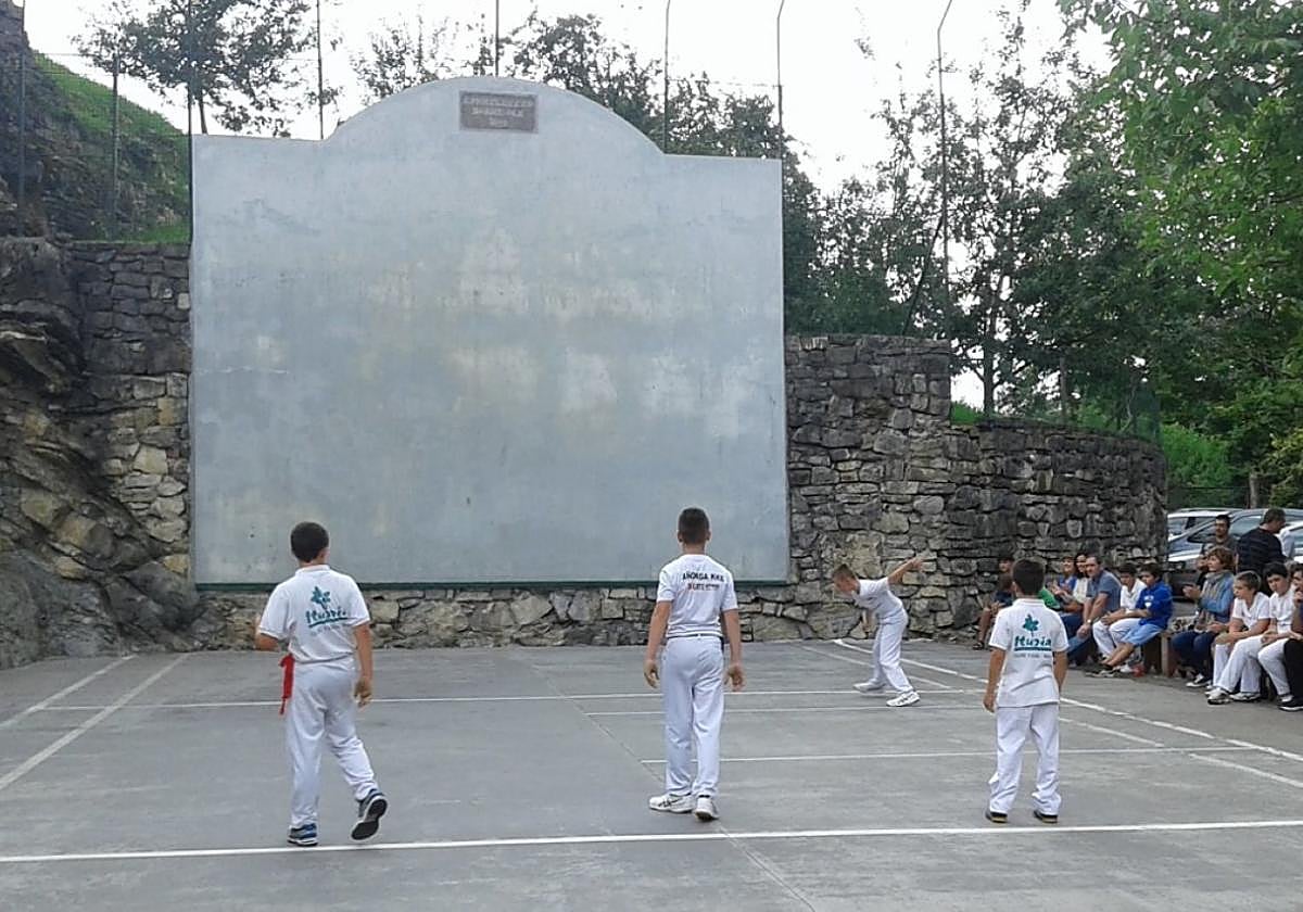 La ubicación privilegiada del frontónde Ola es uno de los atractivos del torneo.