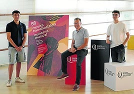 Los jóvenes músicos Xuxo Morales y David Berdaguer, junto a Javier Echeverría, en el centro.