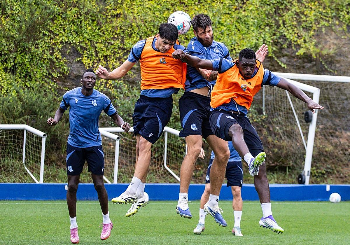 Traoré pugna por un balón aéreo junto a Jon Martín y Caleta-Car con Sadiq atento a la jugada