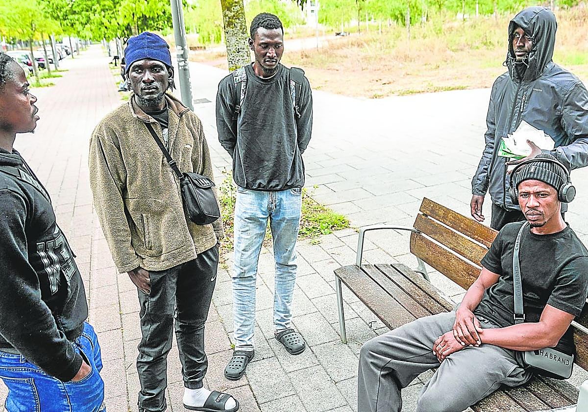Refugiados subsaharianos esperan en los soportales próximos a una comisaría de Vitoria.