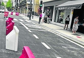 Xabier Amuchastegui envía esta fotografía y este comentario: «Increíble, hay parada de taxis en la calle Manterola y nos ponen esta en la calle San Martín entre Urbieta y Easo. Con lo bien que vendría ese carril para descongestionar el Centro de la ciudad y salir rápido. Pues no, otra estupidez de nuestro Ayuntamiento. Para tenerlo vacío y sin taxis».