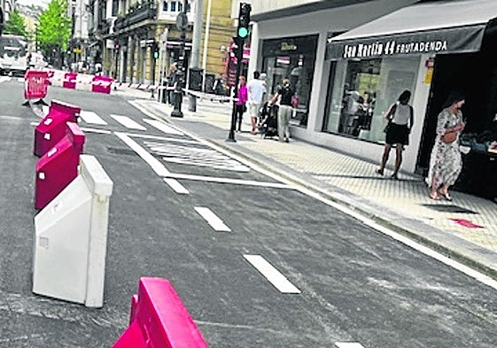 Xabier Amuchastegui envía esta fotografía y este comentario: «Increíble, hay parada de taxis en la calle Manterola y nos ponen esta en la calle San Martín entre Urbieta y Easo. Con lo bien que vendría ese carril para descongestionar el Centro de la ciudad y salir rápido. Pues no, otra estupidez de nuestro Ayuntamiento. Para tenerlo vacío y sin taxis».