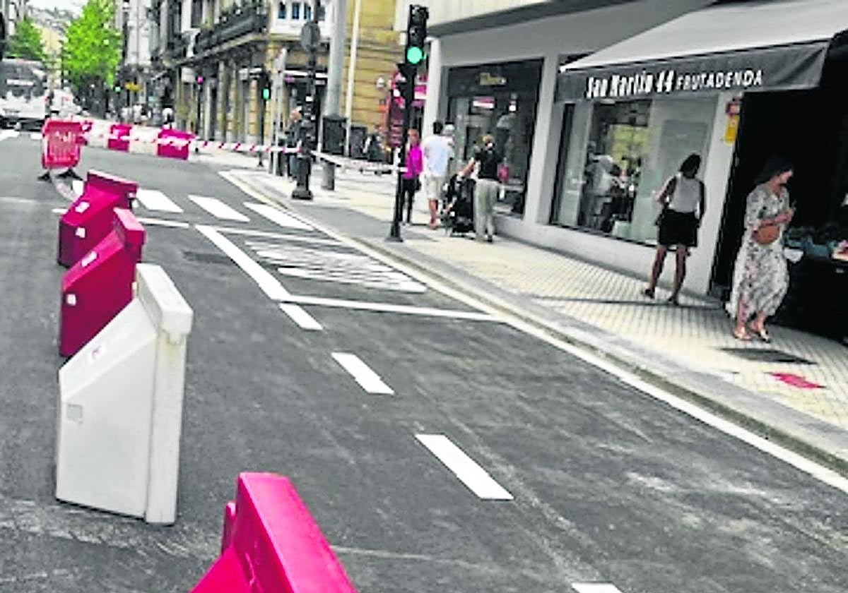 Xabier Amuchastegui envía esta fotografía y este comentario: «Increíble, hay parada de taxis en la calle Manterola y nos ponen esta en la calle San Martín entre Urbieta y Easo. Con lo bien que vendría ese carril para descongestionar el Centro de la ciudad y salir rápido. Pues no, otra estupidez de nuestro Ayuntamiento. Para tenerlo vacío y sin taxis».