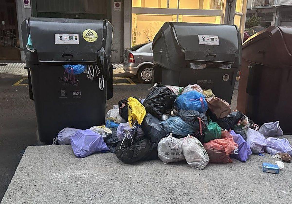 Montaña de basura fuera de los contenedores en Errenteria.