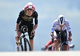 Vingegaard adelanta a Evenepoel en los últimos metros de la cronoescalada del Tour.