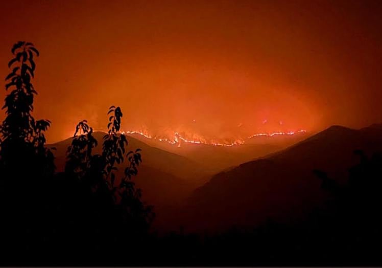 Las llamas en el Valle del Jerte desde el pueblo de Tornavacas.