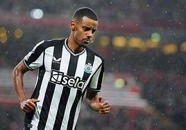 Isak, en un partido con el Newcastle.