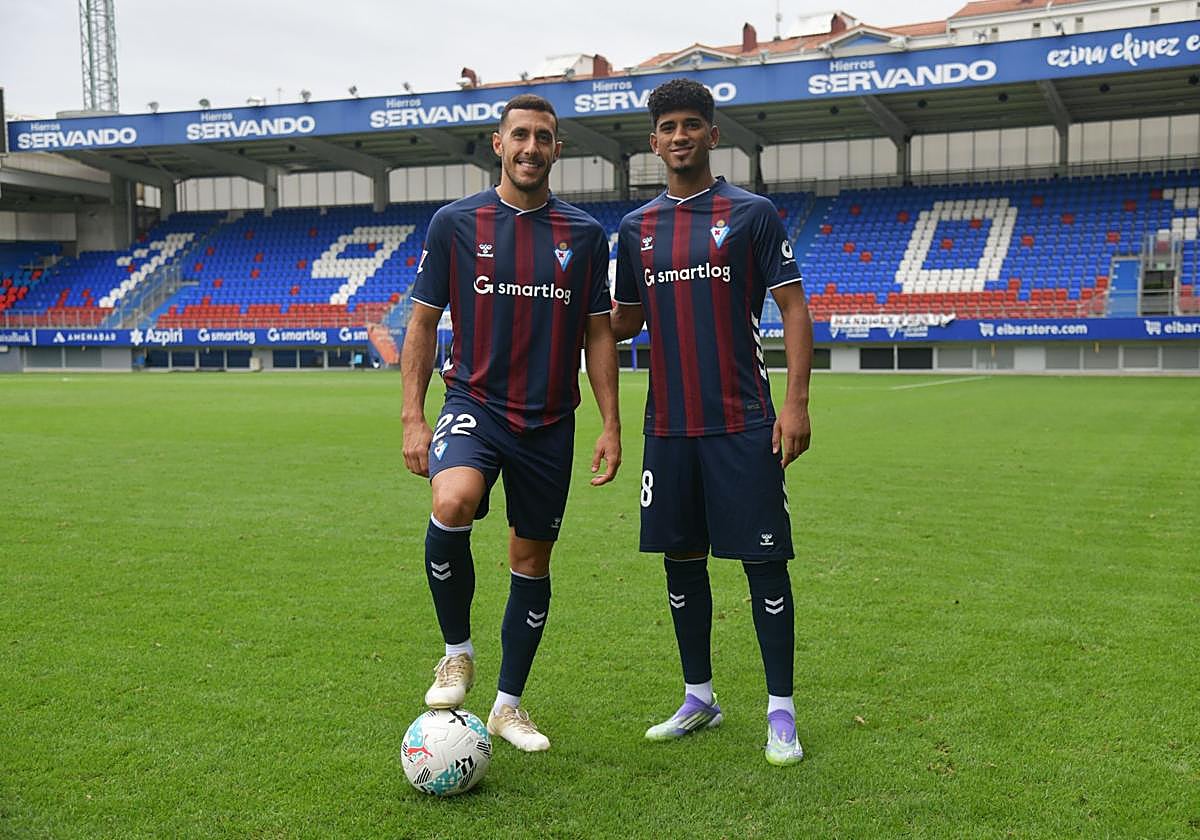 Álvaro Rodríguez y Adu Ares conocieron este martes Ipurua por dentro.
