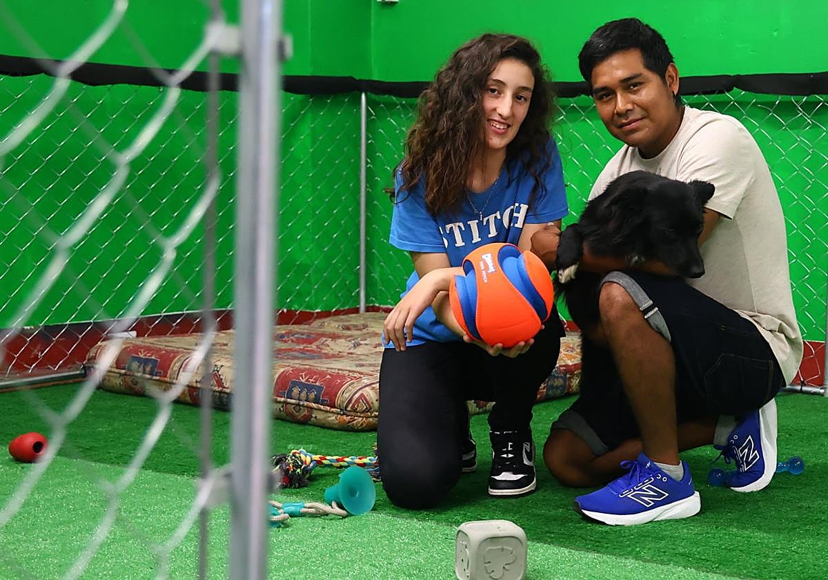 Irati y Josu, felices con su border collie de año y medio.