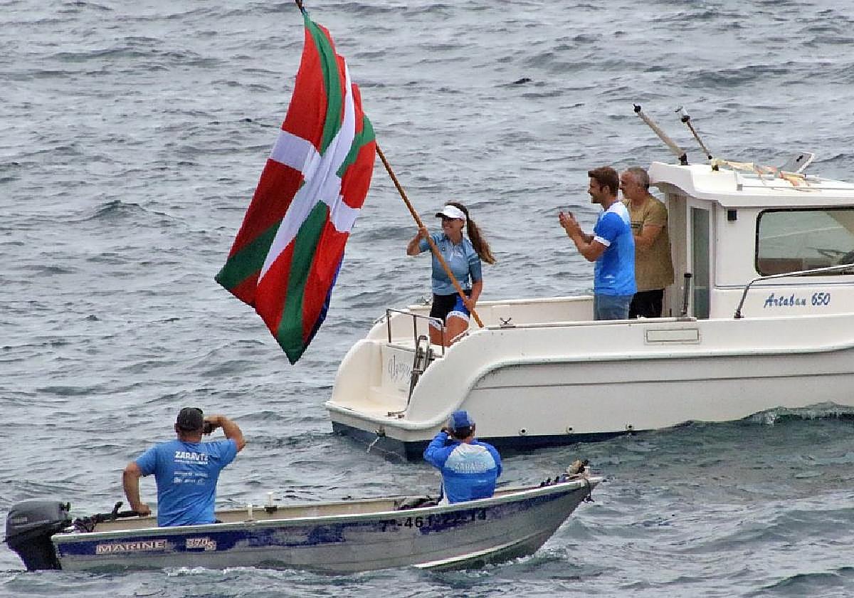 Nahikari Osa patroia zaleen aurrean herriko ikurriña astintzen garaipena lortuta.