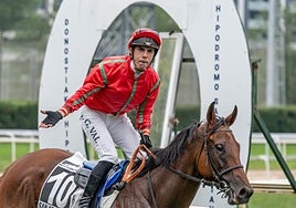 Instantes de la última jornada en el Hipódromo, con un grupo de aficionados lasarteoriatarras y el ganador del premio Gobierno Vasco.