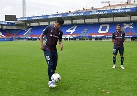 Adu Ares y Álvaro Rodríguez fueron presentados oficialmente ayer en Ipurua, donde jugarán este viernes ante el Granada.