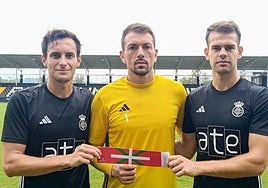 Ignacio Tellechea, Jon Tena y Peru Ruiz con el brazalete de capitán.