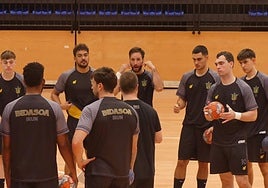 El Irudek Bidasoa Irun prepara el partido que jugará este viernes en Egia contra el Cesson Métropole Handball.