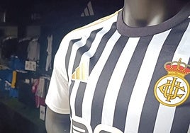 Todas las personas de más de 15 años que saquen un abono para cualquier zona del campo recibirán la camiseta de este año.