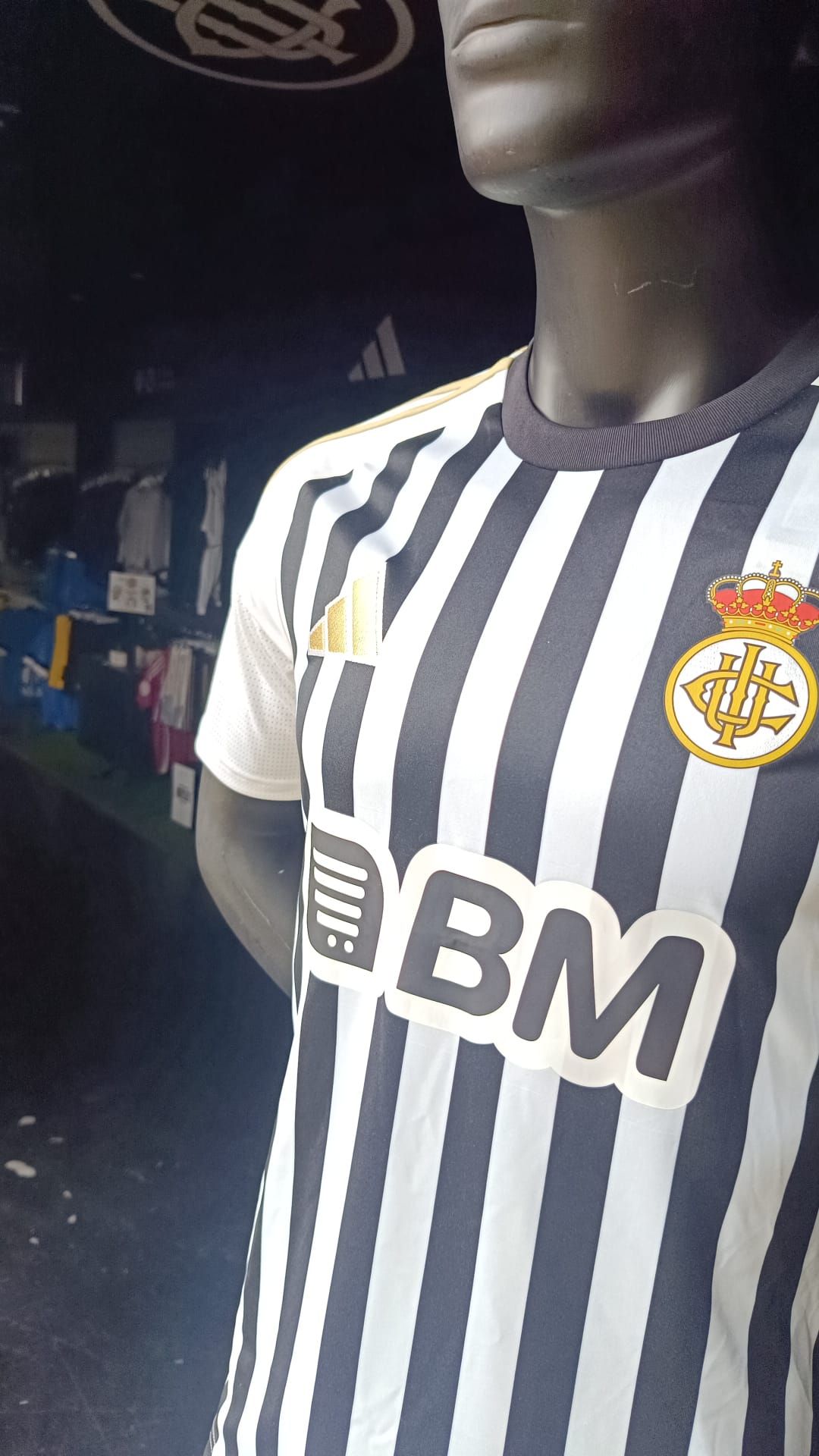 Todas las personas de más de 15 años que saquen un abono para cualquier zona del campo recibirán la camiseta de este año.