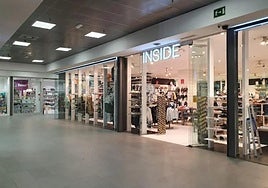 La tienda que baja la persiana en el centro comercial Niessen Errenteria