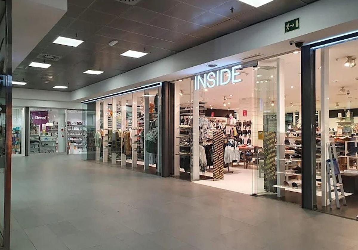 La tienda que baja la persiana en el centro comercial Niessen Errenteria