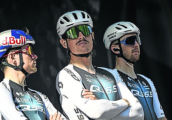 Xabier Mikel Azparren, en el centro, es el unico guipuzcoano en la Vuelta.