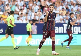 Javier Martón celebra su primer tanto como armero tras estrenarse con la elástica azulgrana el pasado sábado en La Rosaleda.