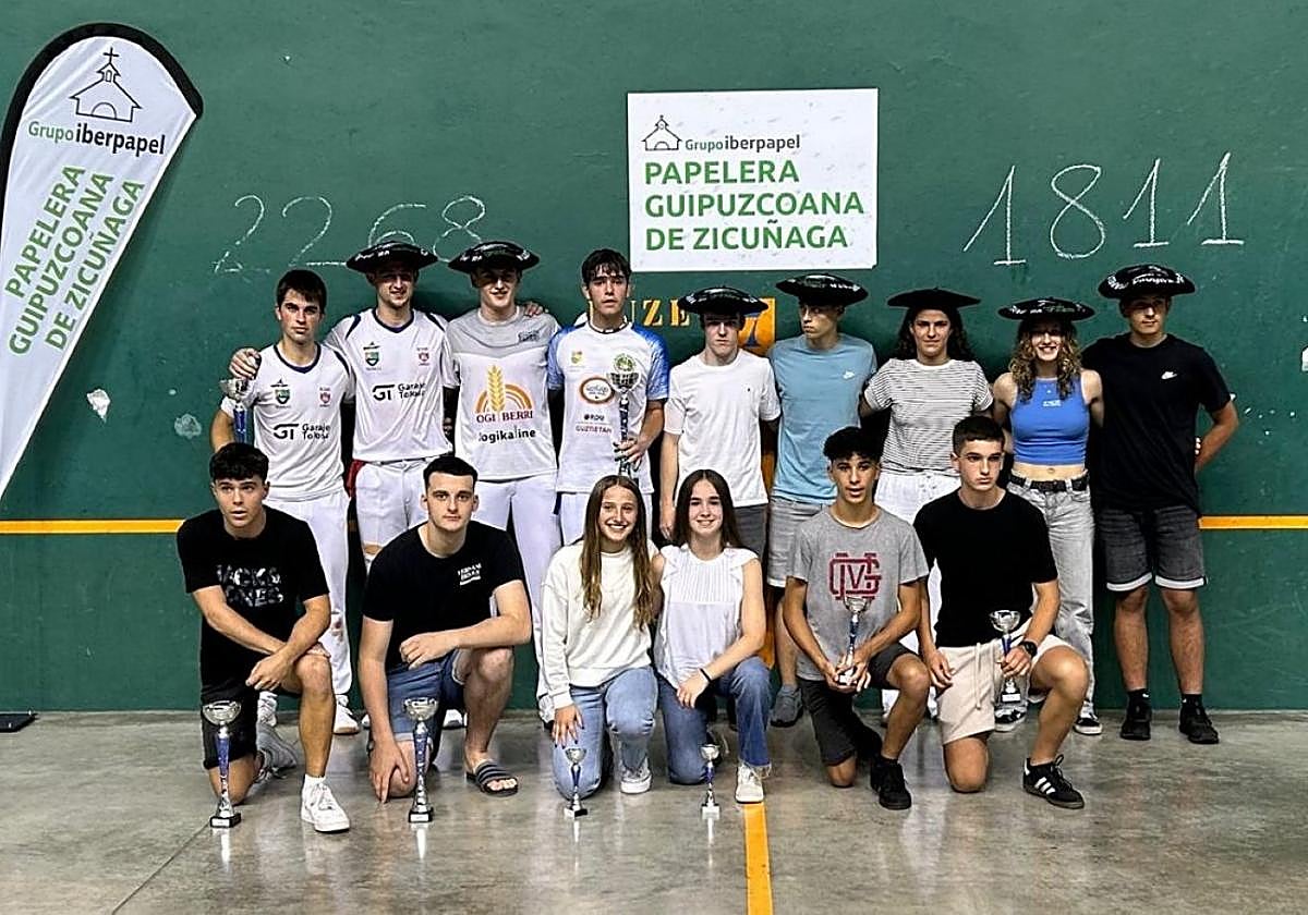 Algunos de los ganadores del Torneo Papelera Zikuñaga.