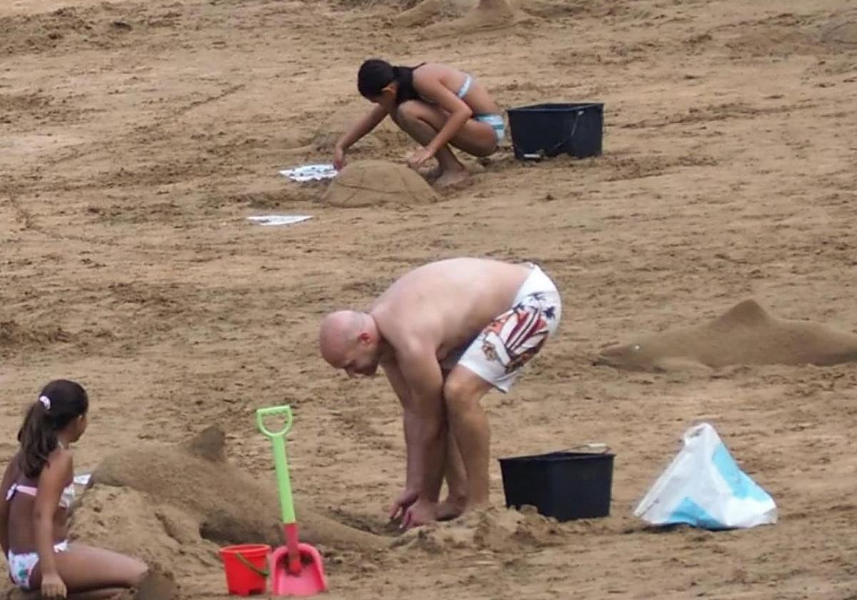 Hondarrezko eskultura tailerra egingo da ostiralean, Santiago hondartzan.