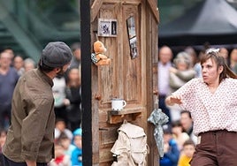 Atearen bestaldean zer dagoen osteguneko saioan jakingo dute Santa Klarara hurbiltzen direnek.