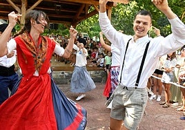 Hauspoa elkarteko kideek kale-antzerkia eskainiko dute ostiral eguerdian.