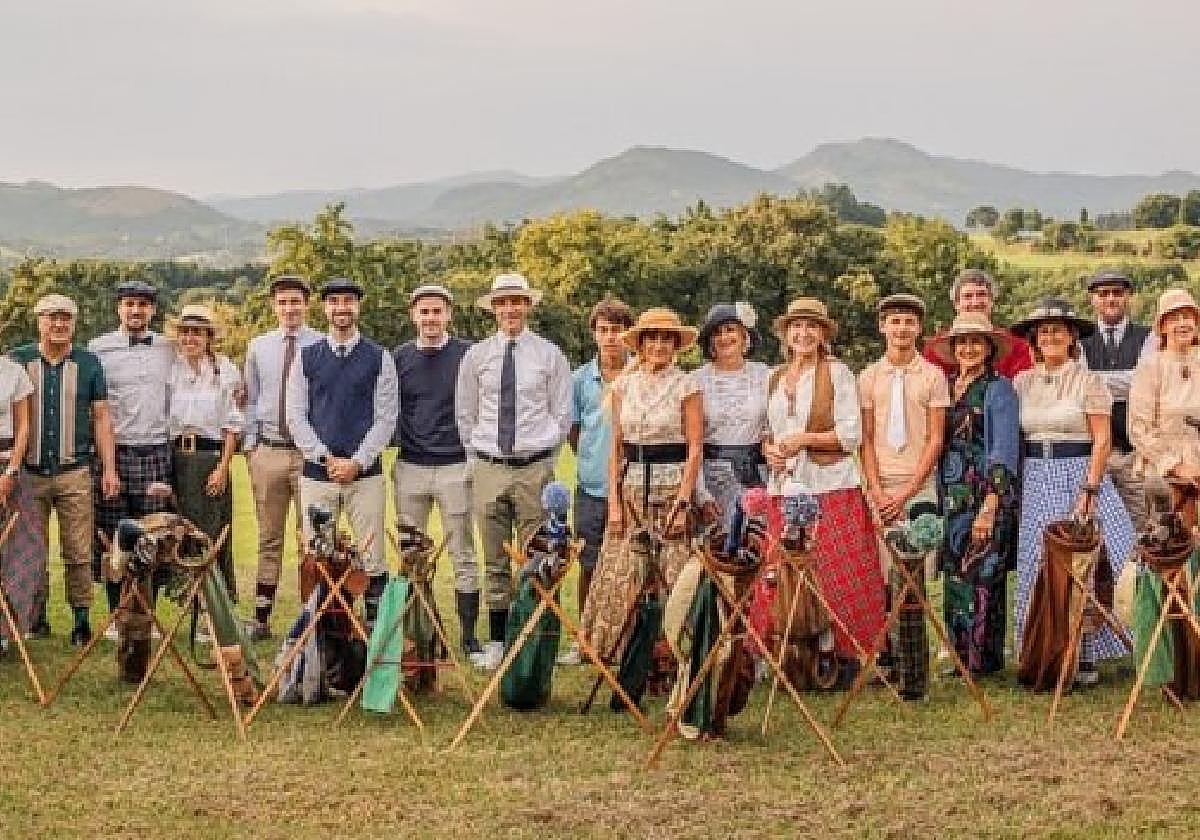 Todos los participantes, con trajes, vestidos y palos de época.