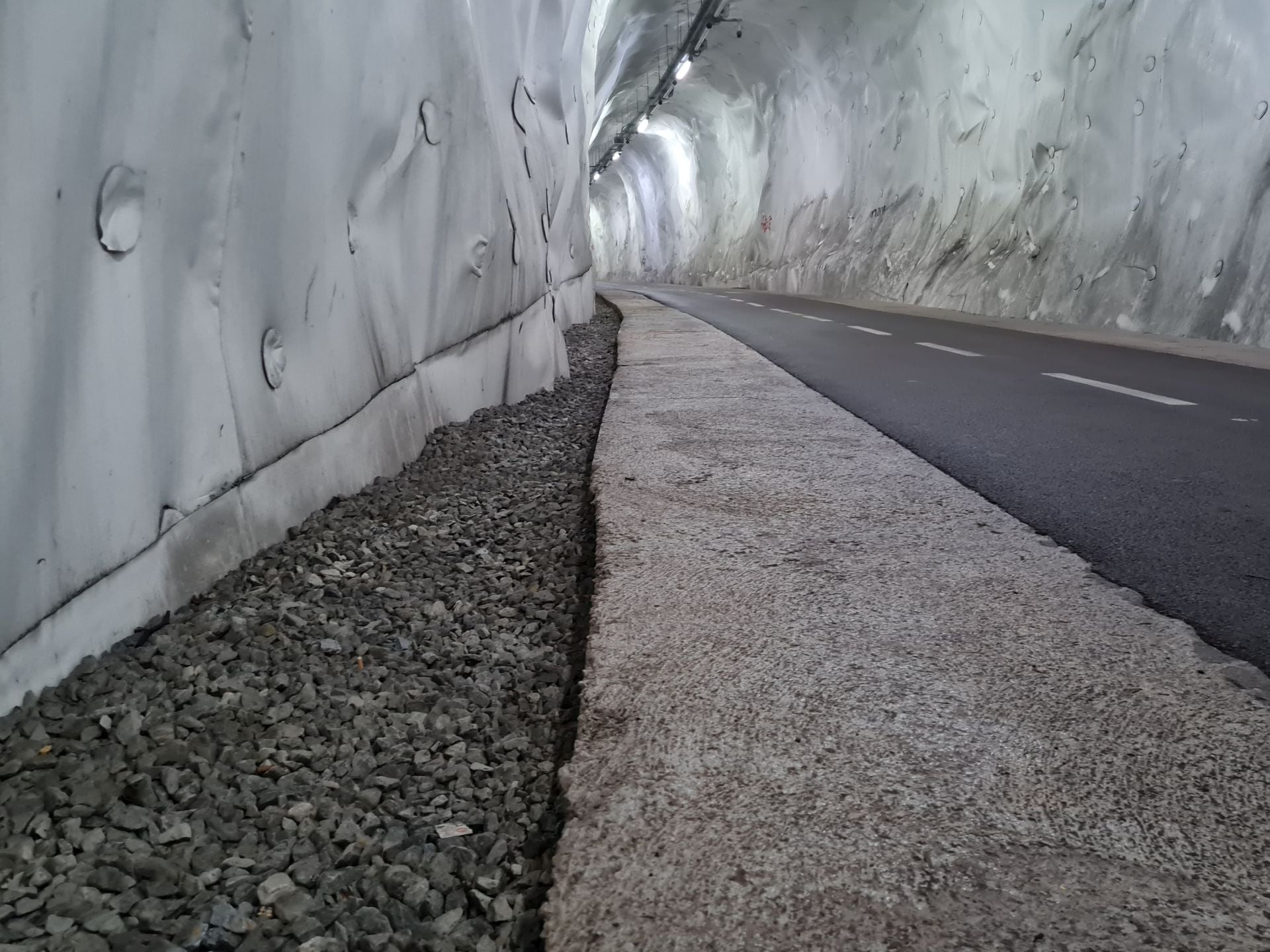 Imagen secundaria 2 - El bidegorri del túnel de Morlans tendrá dos aceras de un metro a cada lado para peatones