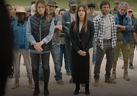 Dolores Redondo, en el centro, en su cameo en 'Todo esto te daré' que está en el catálogo de Filmin.